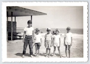 Vintage 1950s Photo Snapshot Beach Bum Boys Sailor Hats Summer Vacation Days - Imagen 1 de 5