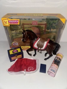 Breyer The Saddle Club Tacking Up Geschenkset Comanche Pferd #61106 2002 TV Serie - Bild 1 von 7