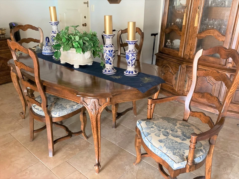 Juego de comedor muebles vintage Century con mesa, 4 sillas, cabaña y servidor Foto 1 de 4