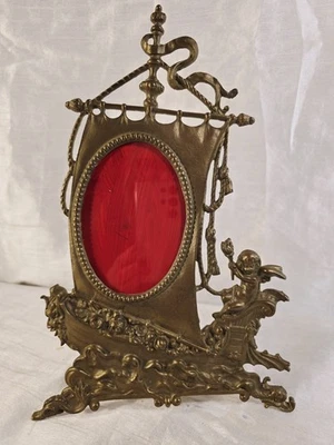 Marco de fotos inglés de latón c1900 con velero y querubín 35 cm x 23 cm antiguo Foto 1 de 4