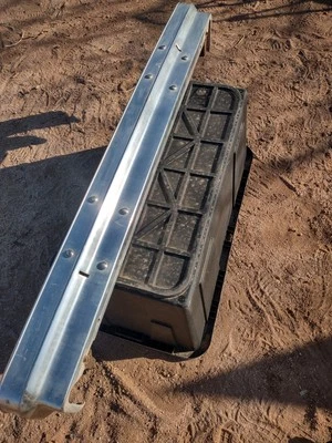 1975 CHEVROLET VEGA HATCHBACK ALUMINUM REAR BUMPER WITH MOUNT BRACKETS  - Imagem 1 de 4