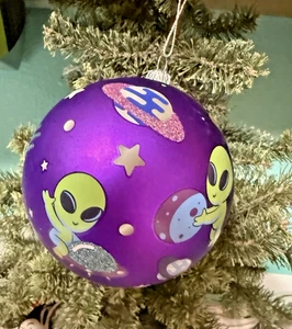 Verde Alien espacio exterior mundo púrpura y algo de brillo colgante adorno Nora - Imagen 1 de 9