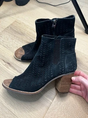 Mujer TOMS Negro Mallorca Perforado Gamuza Punta abierta Botín Tacón bloque 8.5 Foto 1 de 4