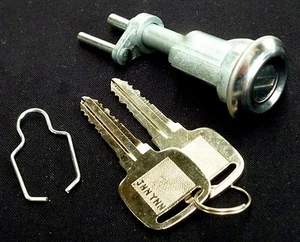 MAZDA LUCE RX4 929 SEDAN COUPE TRUNK BOOT LOCK WITH KEYS - Picture 1 of 1
