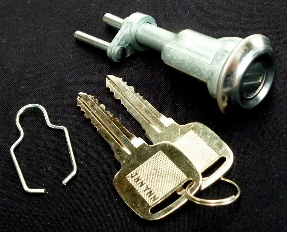 MAZDA SAVANNA RX3 808 S102A 12A 10A SEDAN COUPE TRUNK BOOT LOCK WITH KEYS — 第 1/1 张图片