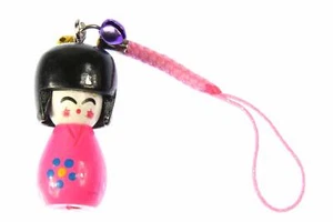 Poupée Geisha Asie Pendentif pour Téléphone Portable Asiatique Bois Bell Rose - Photo 1 sur 5
