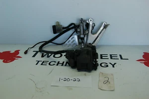 2003 YAMAHA YZF R6 RIGHT PEG BRACKET & MASTER CYLINDER ASSEMBLY W/ CALIPER - Bild 1 von 4