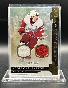 2019-20 UD ARTIFACTS ANDREAS ATHANASIOU #59 #/165 DUAL JERSEY DETROIT RED WINGS - Bild 1 von 2