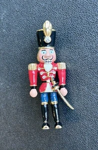 VINTAGE ENAMEL RHINESTONE TOY SOLDIER BROOCH SIGNED MT REMOVABLE WEPON SWORD   D - Picture 1 of 18