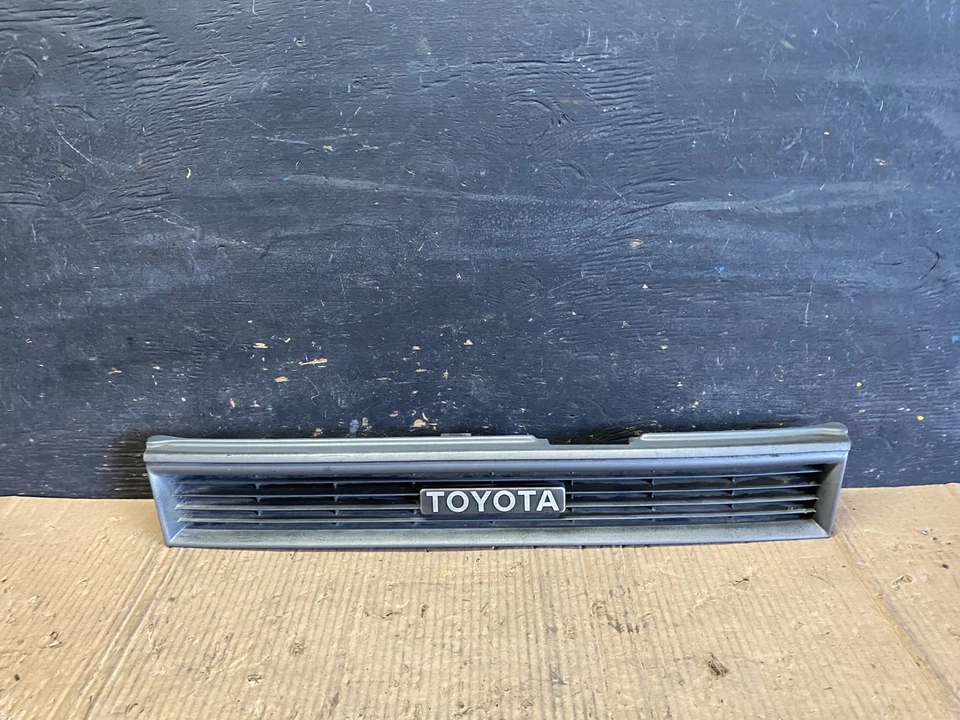 Parrilla delantera superior Toyota Corolla 1988-1992 con soporte de inserción OEM S9598 DG Foto 1 de 4
