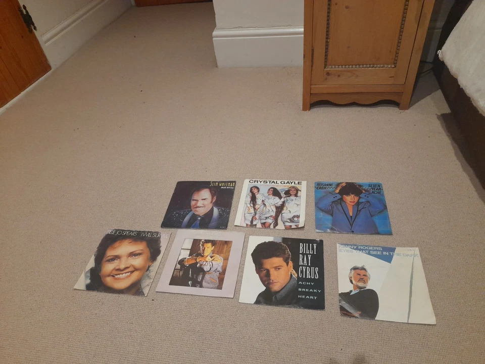 Collection 7 Country 7" vinyl Records Randy Travis Billy Ray Cyrus Rosanne Cash - Image 1 of 1