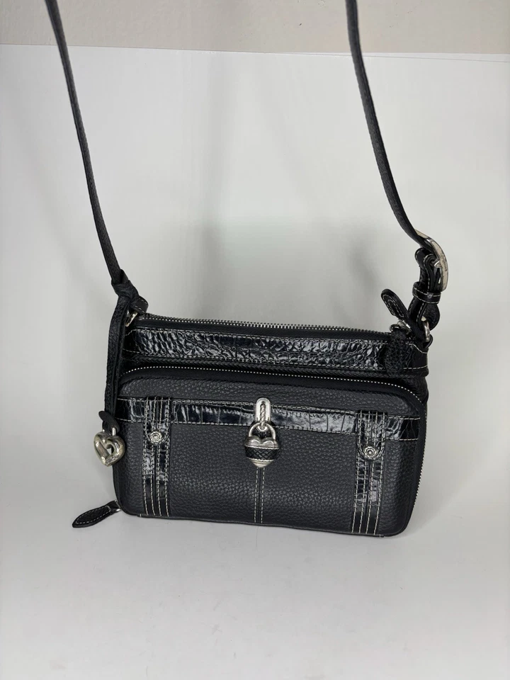 BOLSO DE HOMBRO ORGANIZADOR BANDOLERA NEGRA CARTERA FRONTAL CORAZÓN BRIGHTON SHANA Foto 1 de 4