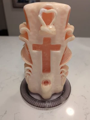 Vela tallada rosa vintage rosa y marfil con motivo de cruz Foto 1 de 4