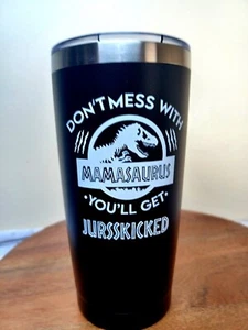 Bicchiere termico Mamasaurus nero 20 oz. Regalo mamma mamma dinosauro giurassico - Foto 1 di 7