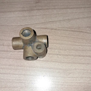 Triumph   TR3A TR3B TR3 TR4  Bremsweiche mit 5 Anschlüssen - Bild 1 von 1