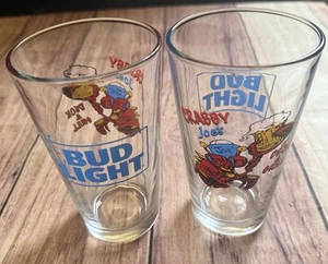 Lotto di 2 bicchieri vintage Bud Light Crabby Joes mazzo e griglia vecchio logo - Foto 1 di 13