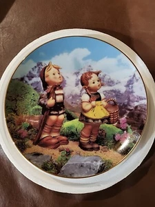 Placa MJ Hummel Little Explorers Little Companions, Danbury Mint 1992 placa de 8" - Imagen 1 de 7