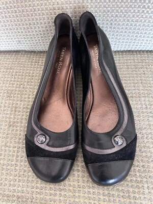 Zapatos de salón Taryn Rose hechos en Italia negros de cuña baja ribete de gamuza - EU 37/US 7 Foto 1 de 4
