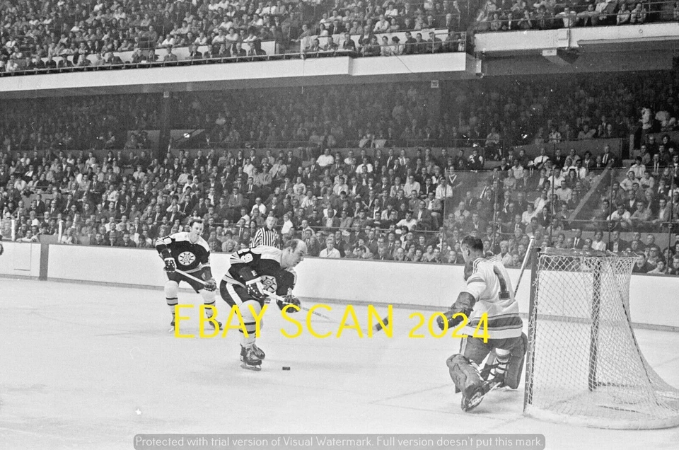 GLENN HALL Defends NET vs Boston BRUINS 35mm B+W NEGATIVO STL BLUES HOF PORTERO Foto 1 de 1