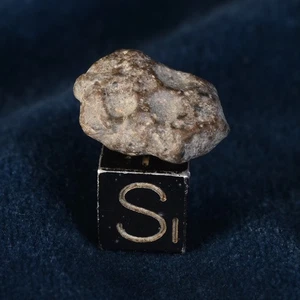 Météorite Lunaire Laâyoune 003 de 2,20 g Achondrite Feldsp Breccia Lune - Picture 1 of 12