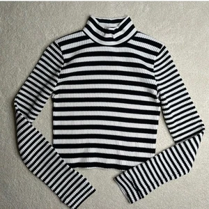 Aerie: schwarz-weiß gestreiftes Waffelmuster Mockneck Langarm  - Bild 1 von 5