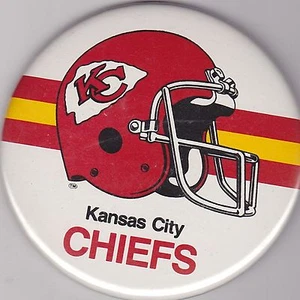 VINTAGE 3 1/2" PINBACK #12-050 - FOOTBALL - KANSAS CITY CHIEFS - Imagen 1 de 1