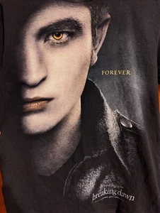 Maglietta Vintage Twilight Saga Breaking Dawn Parte 2 Promo Edward Vampire 2012 M  - Foto 1 di 5