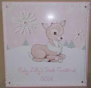 Hecho a mano Personalizar Bebé Primera Tarjeta de Navidad con Bebé Reno en Rosa - Imagen 1 de 1