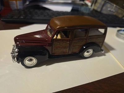 Ford Woody Wagon 1940 superior - coche fundido a presión con motor de tracción trasera - escala 1:43 Foto 1 de 4