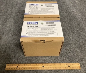 Menge 2 Epson ELPLP 94 Projektor Ersatzlampe V13M010L94 - Neu im Karton, versiegelt - - Bild 1 von 3