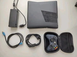 Microsoft Xbox 360 S 250 GB Matt Schwarz mit Zubehörpaket - Bild 1 von 5
