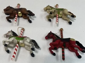 Juego de 4 adornos navideños vintage carrusel caballos hechos en Hong Kong 4" - Imagen 1 de 9