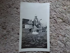Vintage Foto Mädchen & Ziegen Farm Country Americana Schnappschuss sammeln ländliche Molkerei - Bild 1 von 2