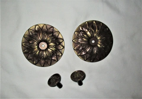 Antique look bronze colored metal, flower knobs and backplates (2) Cover