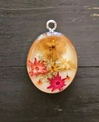 Mini pingente de arranjo de flores real revestido e preservado resina 7/8" X 1 1/8"   - Imagem 1 de 3