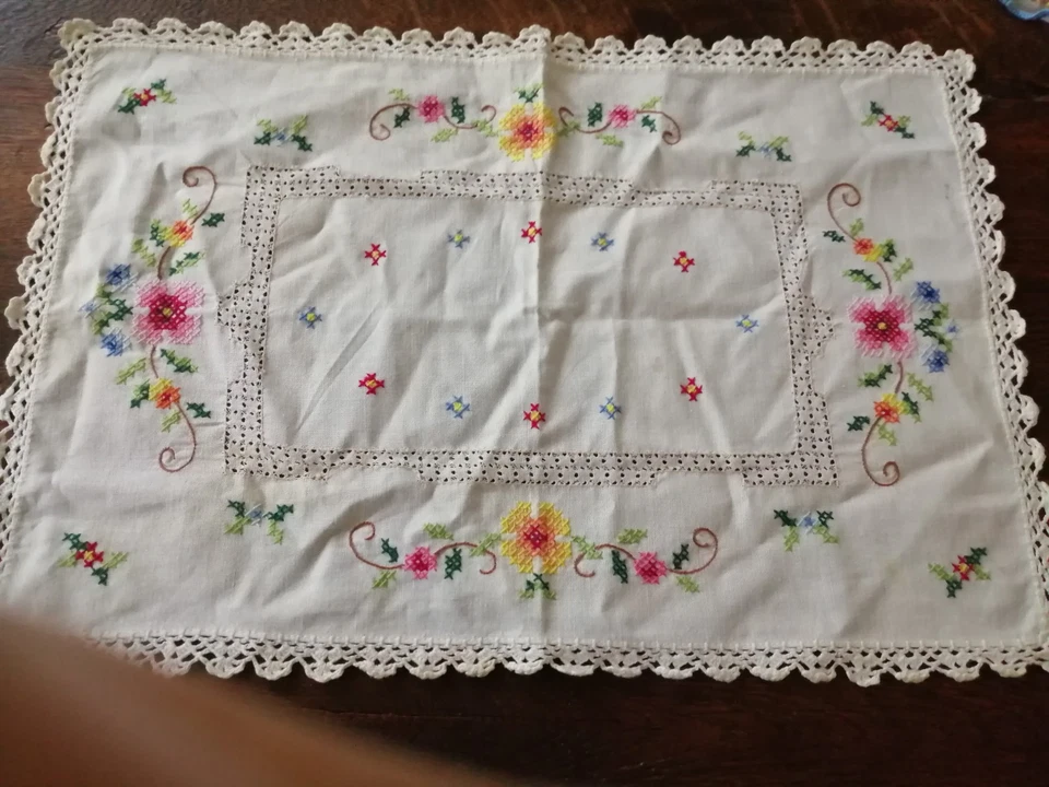 Zierdecke, Deckchen, weiß mit Blumen ca. 36 cm x 28 cm - Bild 1 von 1