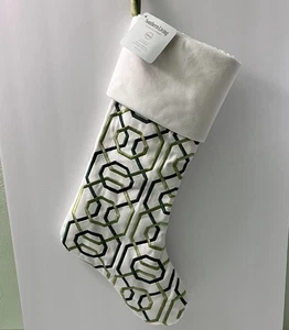 Medias de Navidad Diseño Geométrico Blanco Verde Southern Living Dillards 22” - Imagen 1 de 5