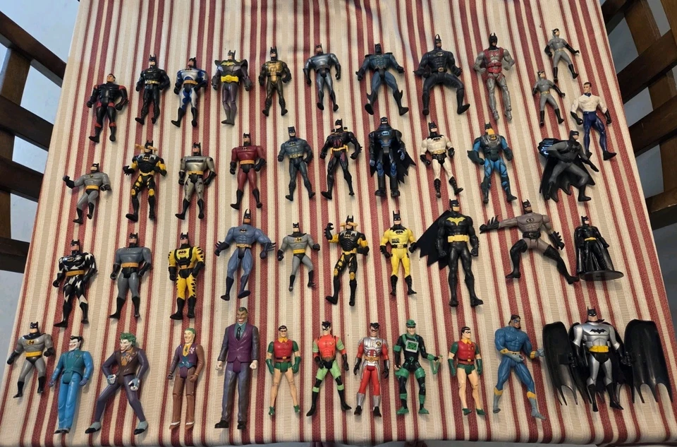 Винтажный лот из 44 смешанных экшн-фигурок Kenner Batman - Изображение 1 из 4