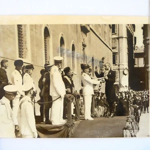 Foto b/n raffigurante il Duce mentre premia con una coppa un gerarca fascista - Picture 1 of 1