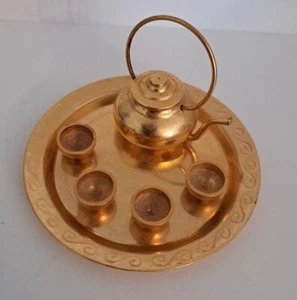 Set da tè in ottone in miniatura casa delle bambole bollitore/teiera, tazze e vassoio. - Foto 1 di 10