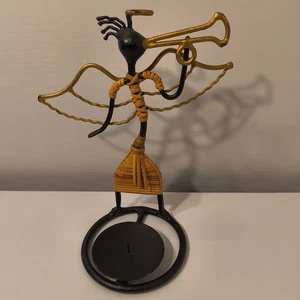 Ángel de bambú de hierro forjado africano de 7 1/4" con candelabro pilar de mimbre trompeta  - Imagen 1 de 13