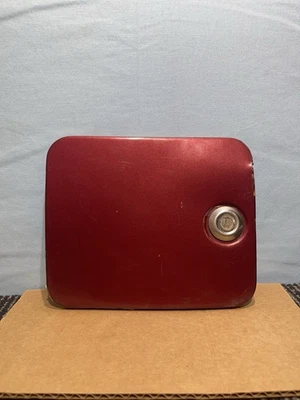 Toyota T100 1998 puerta de llenado de combustible roja dañada ligeramente sin llave Foto 1 de 4