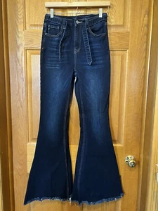 Pantalones de mezclilla AQ75 Kancan tiro alto súper acampanados dobladillo crudo cinturón lavado oscuro para mujer 27x34 - Imagen 1 de 3