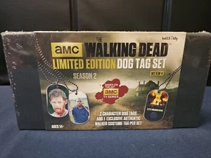The Walking Dead Dog Tag Set Stagione 2 Set Completo 3 di 4 AMC NUOVO SIGILLATO  - Foto 1 di 4
