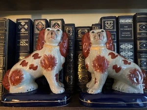 VTG Porcelain Staffordshire/Russet King Charles Spaniel Dogs Cobalt Base 7.5” - Picture 1 of 5