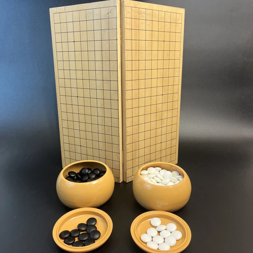 Conjunto de pedras vintage japonês Game Go e tabuleiro dobrável de madeira com tigelas - Imagem 1 de 4