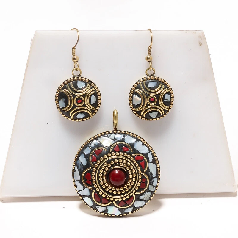 JUEGO DE GANANCIAS COLGANTE HECHO A MANO DE TIBATÁN CHAPADO EN ORO CHAPADO EN ORO PERLA, ÓNIX Y CORAL ROJO 1,8"" Foto 1 de 1