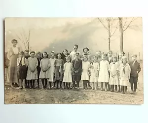 Grundschulfoto ~ sehr schön 1910er RPPC echtes Foto Postkarte nicht identifiziert - Bild 1 von 2
