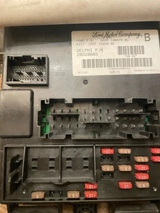 05 - 06 Ford Mustang BCM Fuse Box 5R3T-14B476-BC - Picture 1 of 5