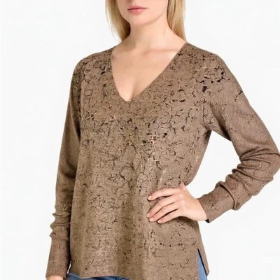 Camiseta suéter Dantelle marrón con estampado de láminas con cuello en V para mujer M suave cuadrada Foto 1 de 4